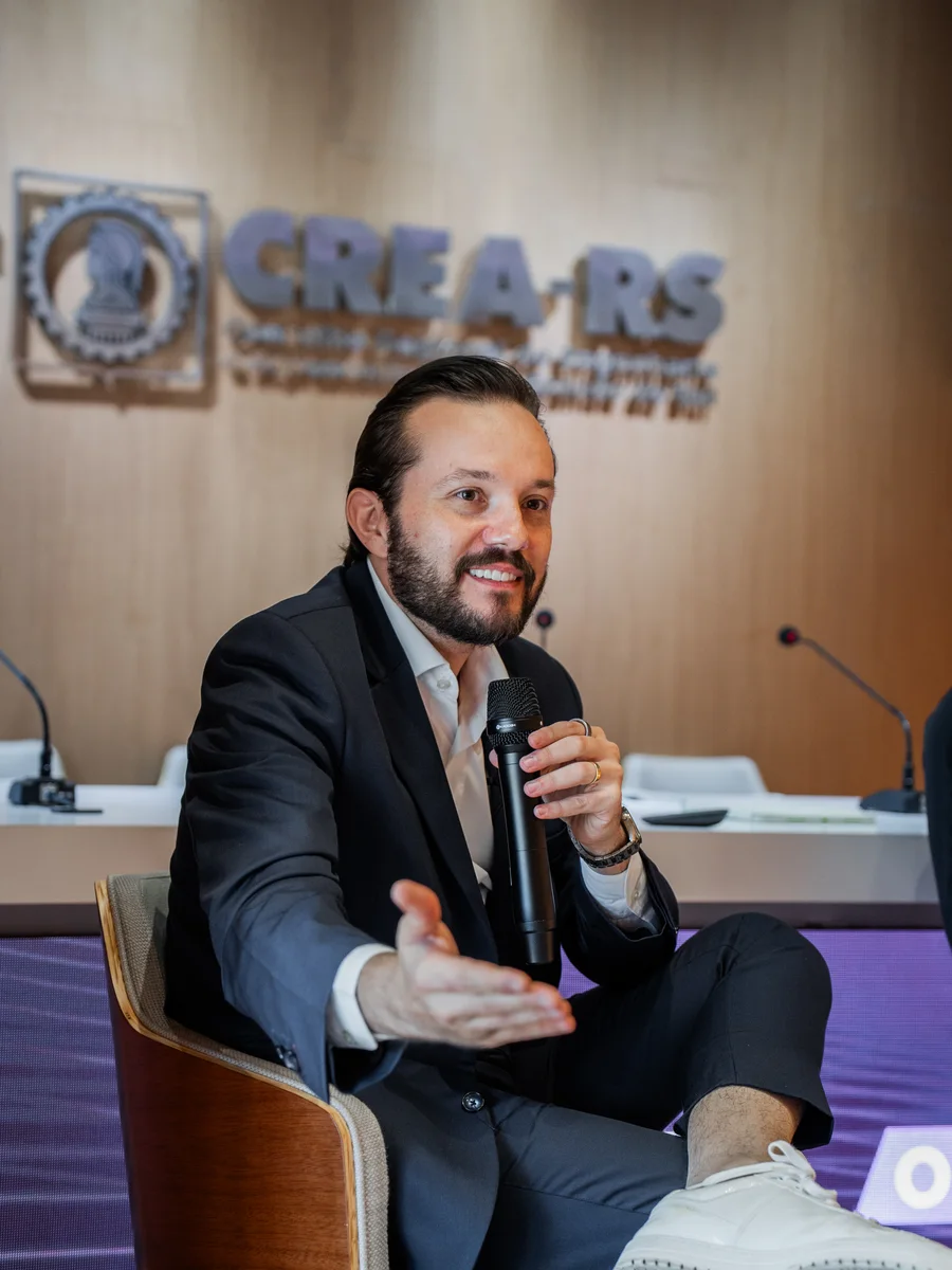 Eduardo Cavalcanti, fundador e CEO da Bisnis Hub e presidente do IBIA, no IA Summit do CREA-RS — referência em Inteligência Artificial aplicada no Brasil
